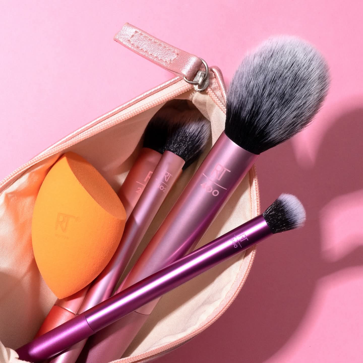 Real Techniques Everyday Essentials Makeup Brush Set
ريال تكنيك – طقم فرش المكياج الأساسي