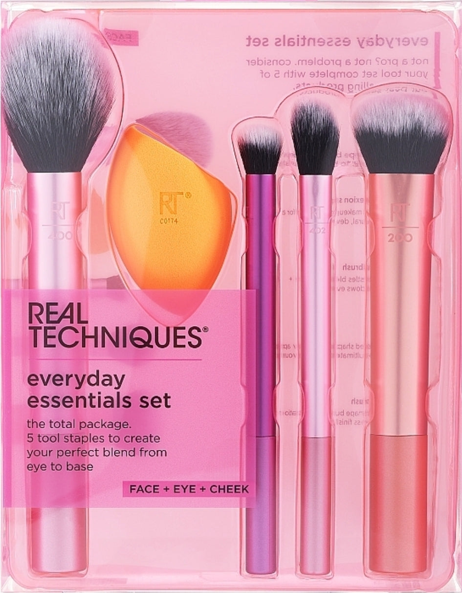 Real Techniques Everyday Essentials Makeup Brush Set
ريال تكنيك – طقم فرش المكياج الأساسي